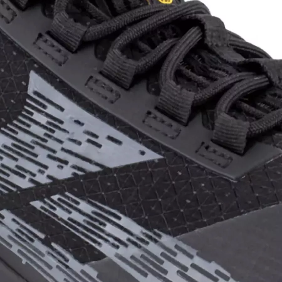 **Atmungsaktives, feuchtigkeitsableitendes Mesh** fördert die Luftzirkulation und hilft, die Füße den ganzen Tag über kühl und trocken zu halten.