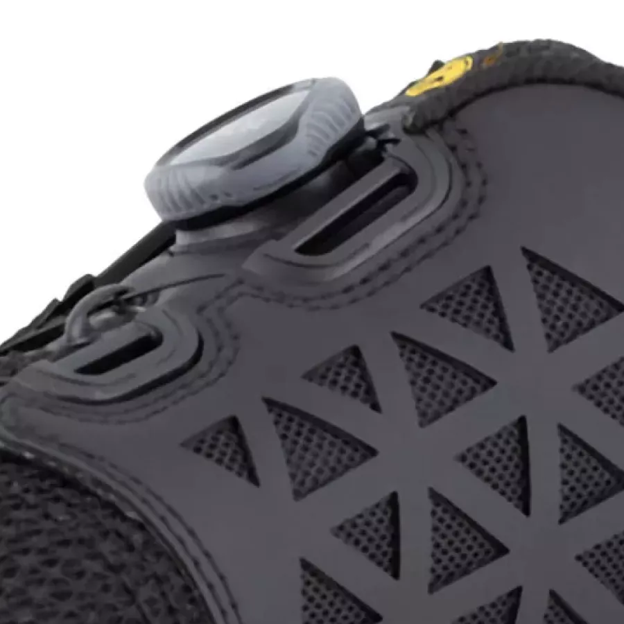 **Das BOA-Schnürsystem** ermöglicht eine schnelle, präzise und einhändige Anpassung für einen sicheren Sitz.