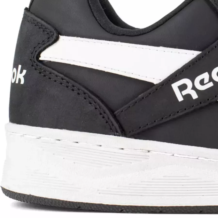 Die durchtrittsichere Einlage schützt den Fuß vor spitzen Gegenständen, ohne die Flexibilität zu beeinträchtigen.