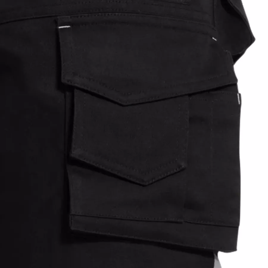 **Mehrere Taschen** bieten praktischen, organisierten Stauraum für wichtige Utensilien.