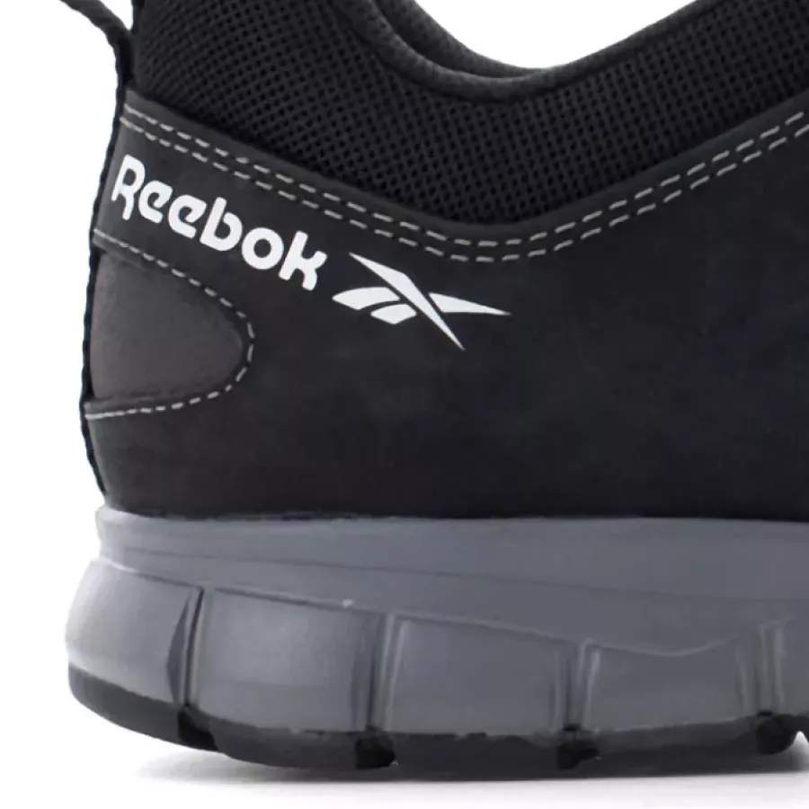 **Durchtrittsichere Einlage** schützt Ihre Füße vor spitzen Gegenständen, ohne zusätzliches Gewicht.