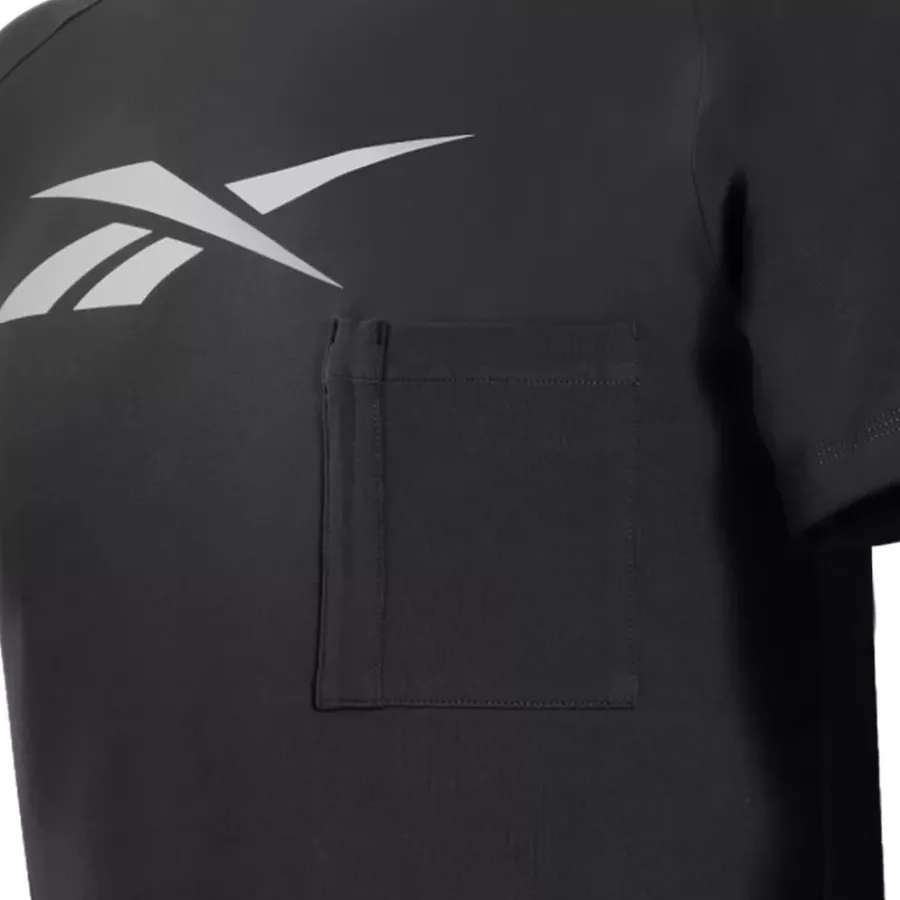 **Brusttasche** bietet praktischen Stauraum und ein funktionelles, lässiges Detail.