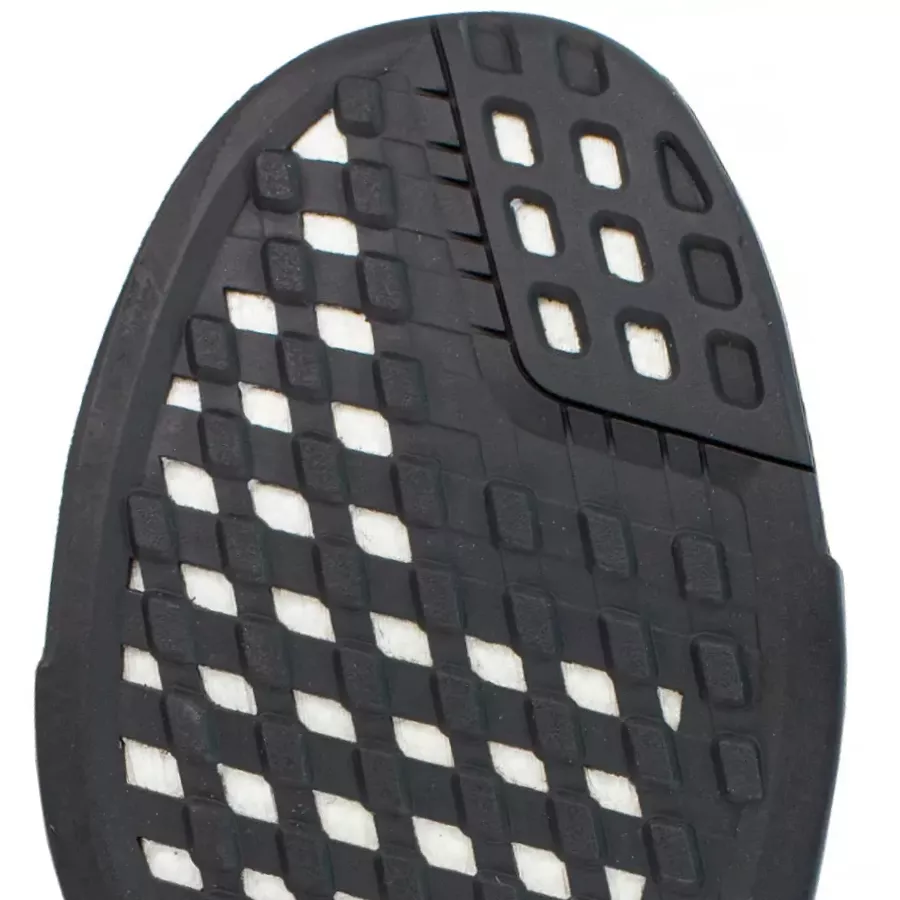 **Durchtritthemmende Einlage** bietet Schutz der Fußsohle vor scharfen Gegenständen, ohne die Flexibilität einzuschränken.