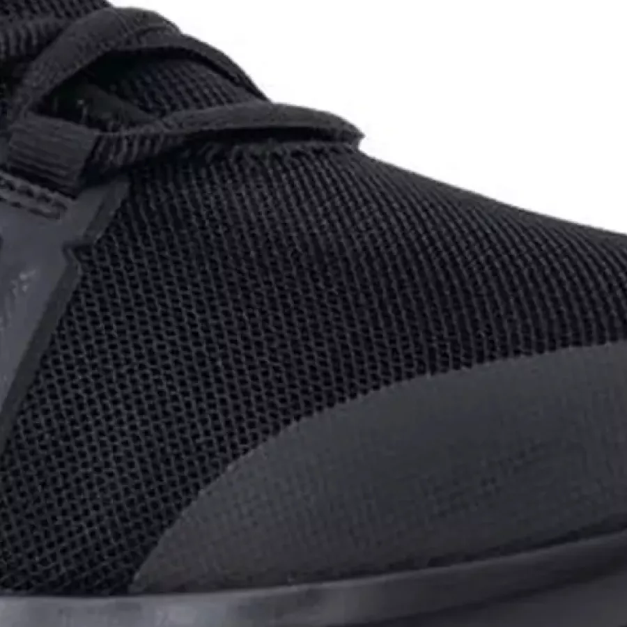 **Zweilagiges Stretch-Mesh** bietet eine flexible, anpassungsfähige Passform mit verbesserter Atmungsaktivität.