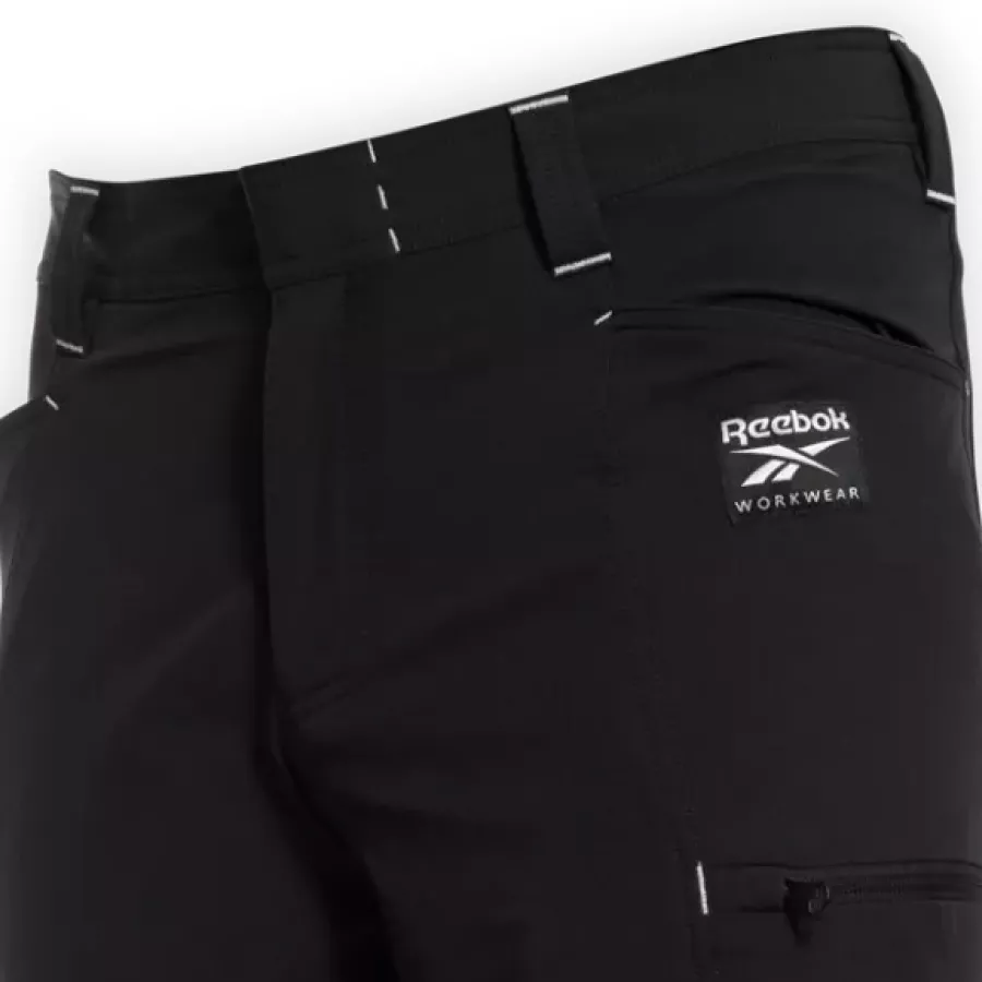 **Elastischer Hosenbund** sorgt für eine flexible, bequeme Passform für den ganzen Tag.