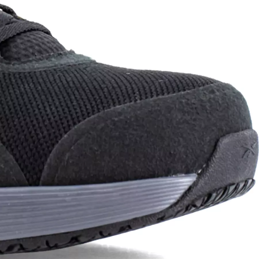 **Die Komposit-Zehenschutzkappe** bietet zuverlässigen Schutz und hält den Schuh leicht und bequem.