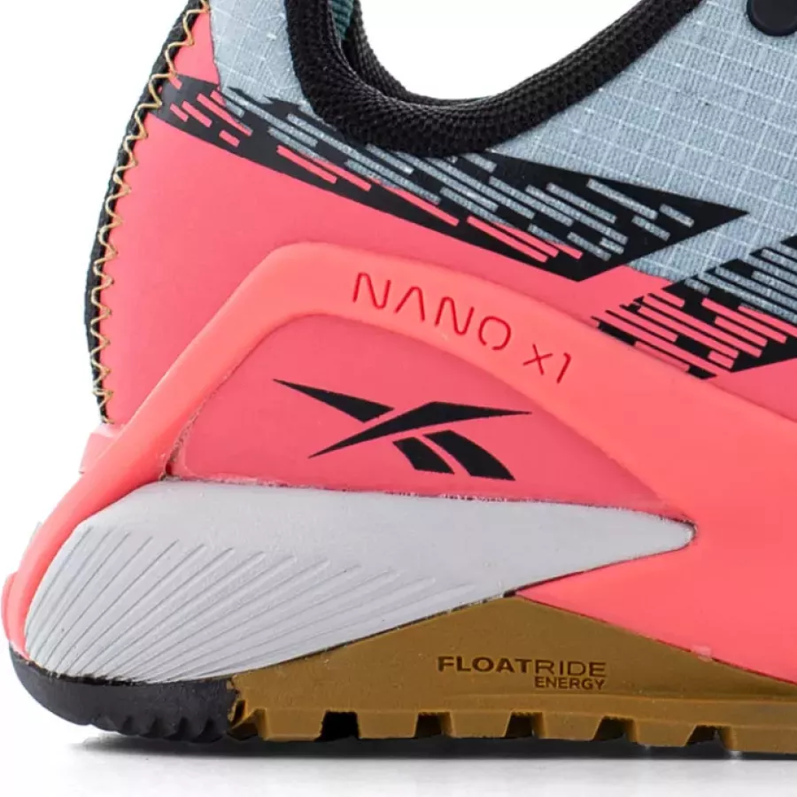 **Durchtrittsichere Einlage** schützt Ihre Füße vor scharfen Gegenständen, ohne die Flexibilität zu beeinträchtigen.