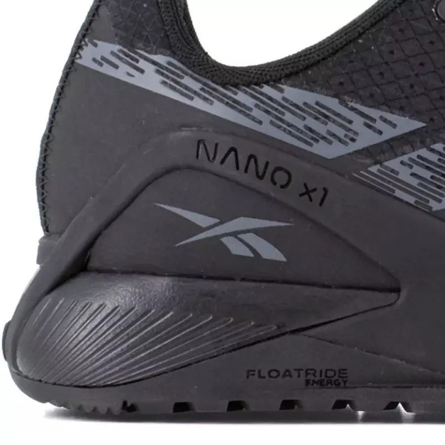 **Durchtrittsichere Einlage** schützt Ihre Füße vor scharfen Gegenständen, ohne die Flexibilität zu beeinträchtigen.