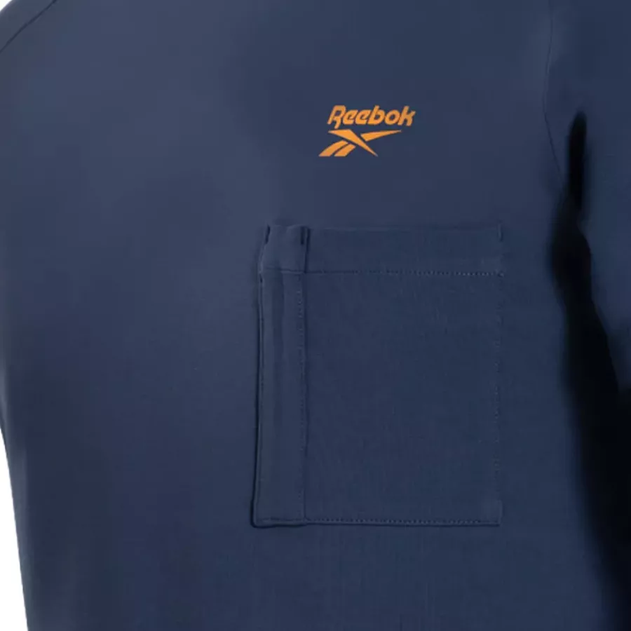 **Brusttasche** bietet praktischen Stauraum und ein funktionelles, lässiges Detail.