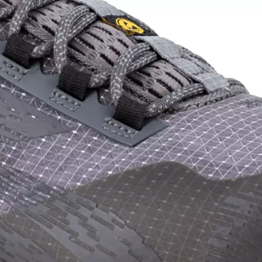 **Atmungsaktives, feuchtigkeitsableitendes Mesh** fördert die Luftzirkulation und hilft, die Füße den ganzen Tag über kühl und trocken zu halten.