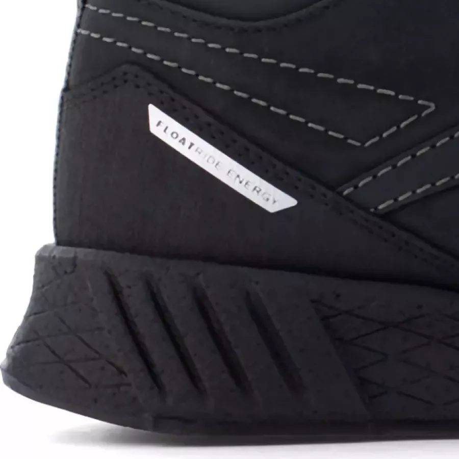 **Durchtritthemmende Einlage** bietet Schutz der Fußsohle vor scharfen Gegenständen, ohne die Flexibilität einzuschränken.