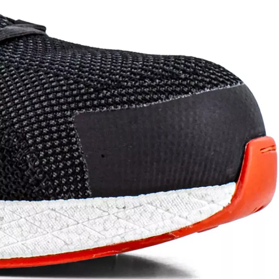 Die **Kunststoffkappe** bietet zuverlässigen Schutz, während der Schuh leicht und bequem bleibt.