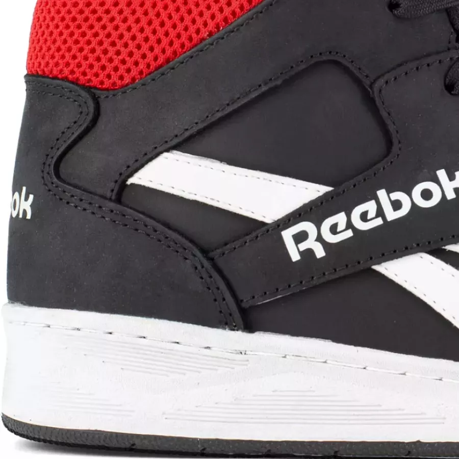 Die durchtrittsichere Einlage schützt den Fuß vor spitzen Gegenständen, ohne die Flexibilität zu beeinträchtigen.