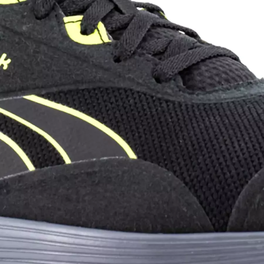 Atmungsaktives, feuchtigkeitsableitendes Mesh verbessert die Luftzirkulation, um die Füße den ganzen Tag über kühl und trocken zu halten.