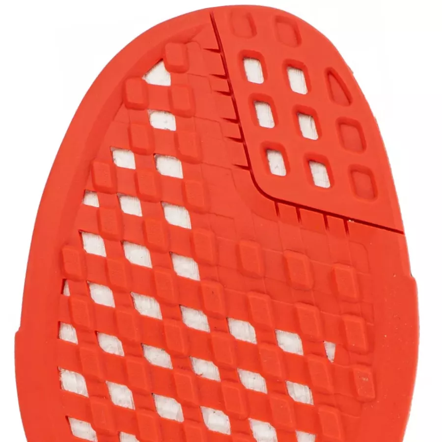 **Rutschhemmende Laufsohle** gewährleistet sicheren Halt und Stabilität auf rutschigen oder unebenen Oberflächen.