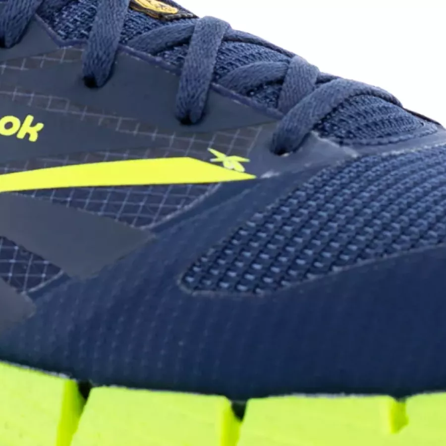 **Feuchtigkeitsableitendes Mesh** fördert die Luftzirkulation und hilft, die Füße den ganzen Tag über kühl und trocken zu halten.