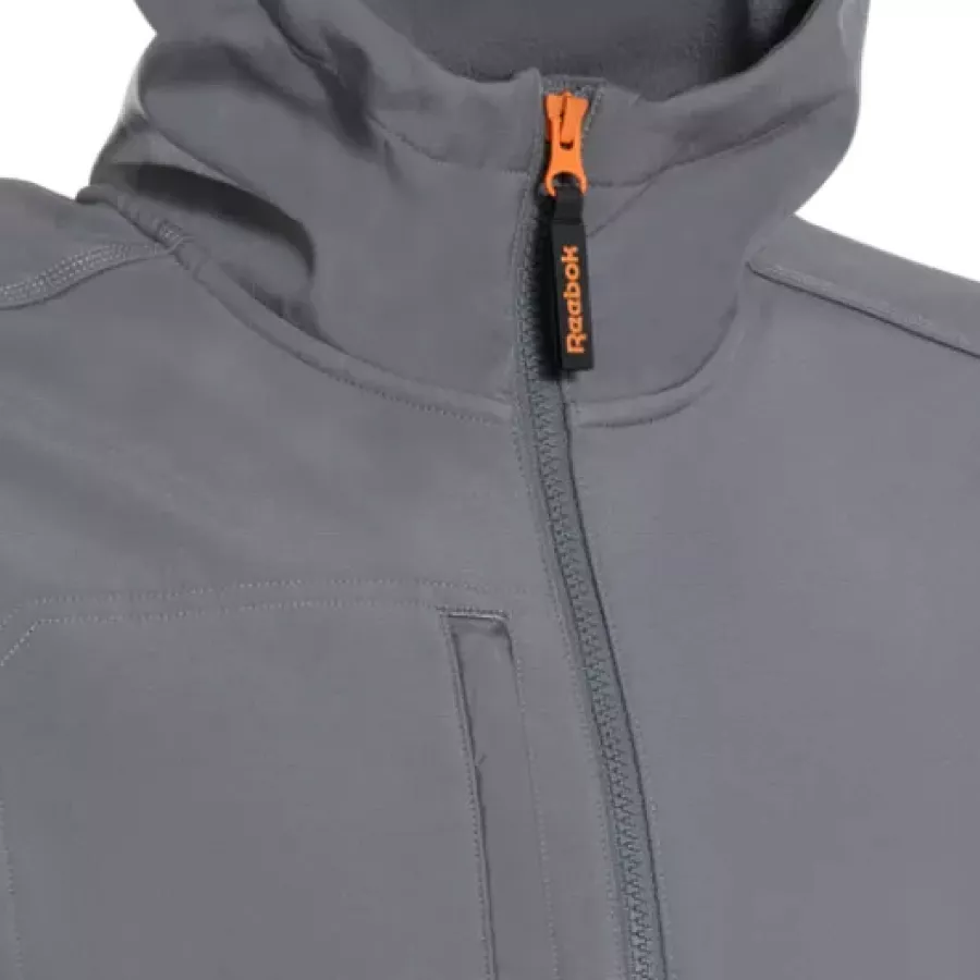 Der durchgehende Frontreißverschluss ermöglicht einfaches An- und Ausziehen und regulierbare Belüftung.