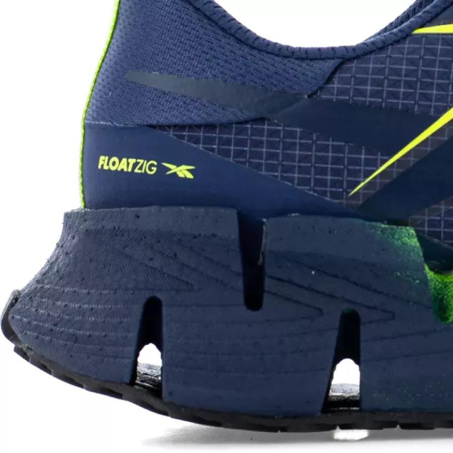 **Durchtrittsichere Konstruktion** schützt den Fuß vor spitzen Gegenständen von unten.