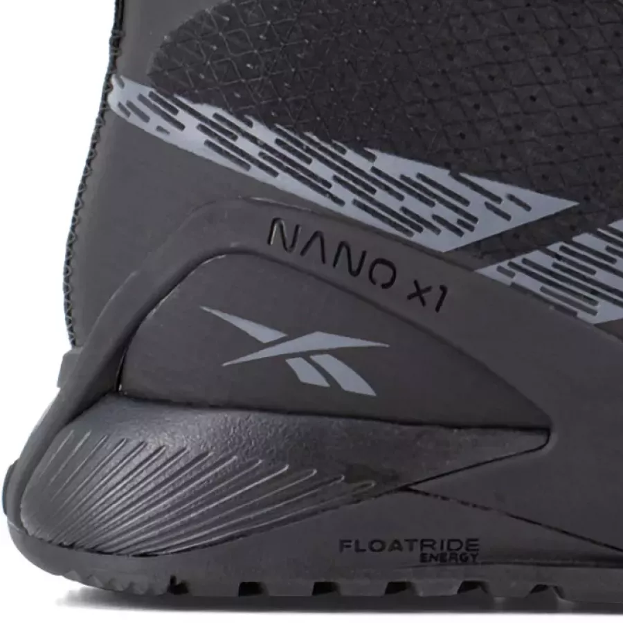 **Durchtrittsichere Einlage** schützt Ihre Füße vor scharfen Gegenständen, ohne die Flexibilität zu beeinträchtigen.