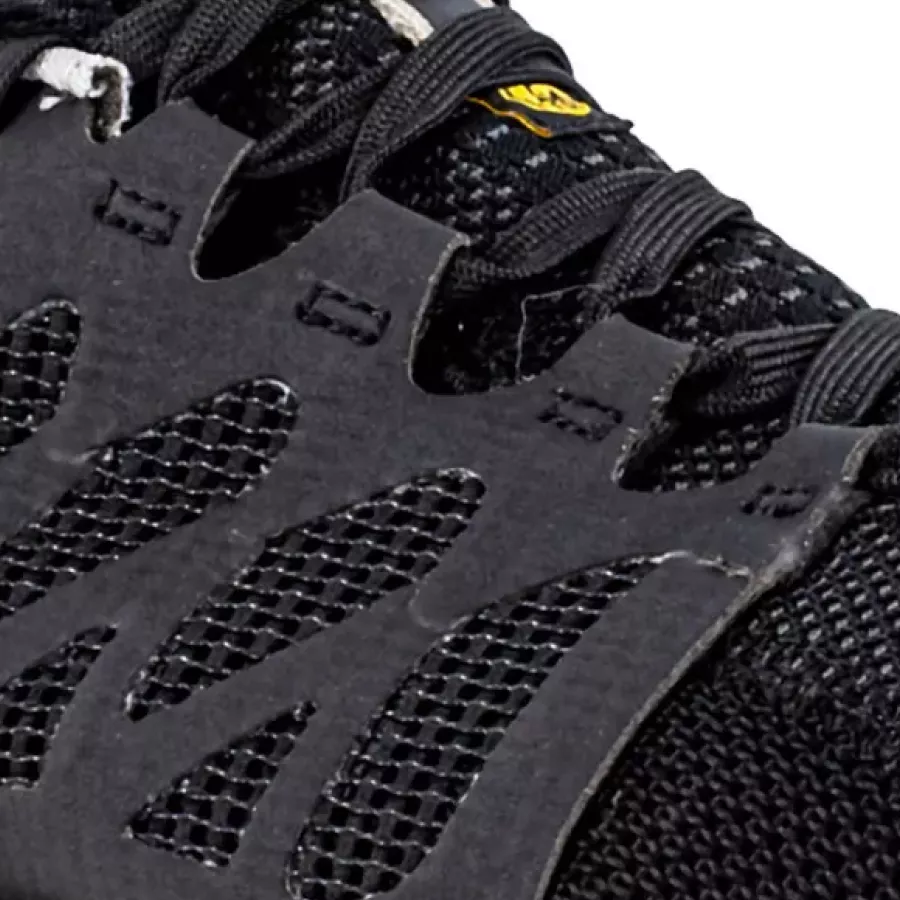 **Atmungsaktives, feuchtigkeitsableitendes Mesh** fördert die Luftzirkulation und hilft, die Füße den ganzen Tag über kühl und trocken zu halten.