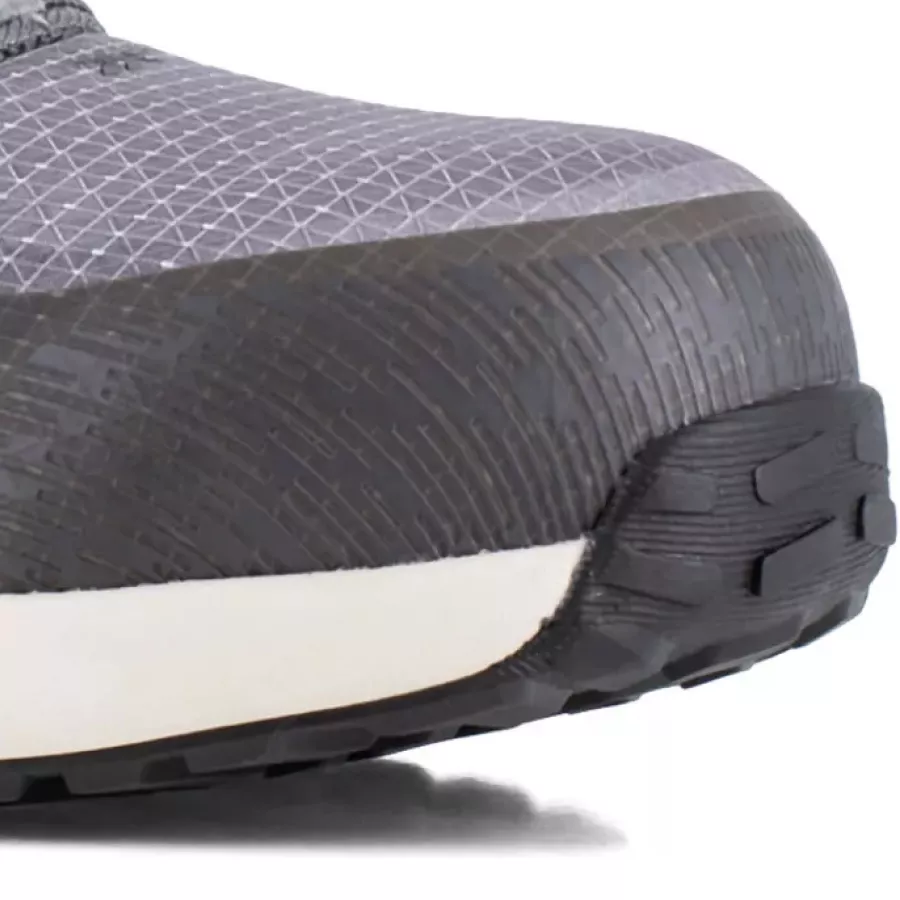 **Composite-Zehenschutzkappe** bietet zuverlässigen Schutz und hält die Schuhe leicht und agil.