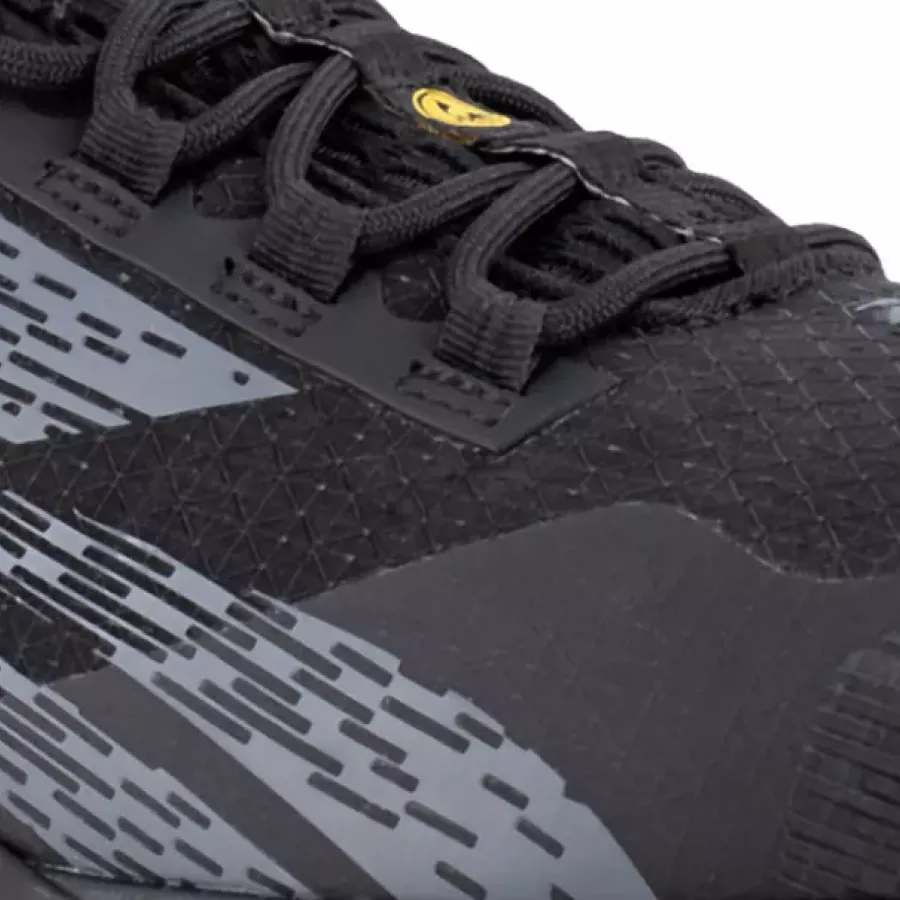 **Atmungsaktives, feuchtigkeitsableitendes Mesh** fördert die Luftzirkulation und hilft, die Füße den ganzen Tag über kühl und trocken zu halten.