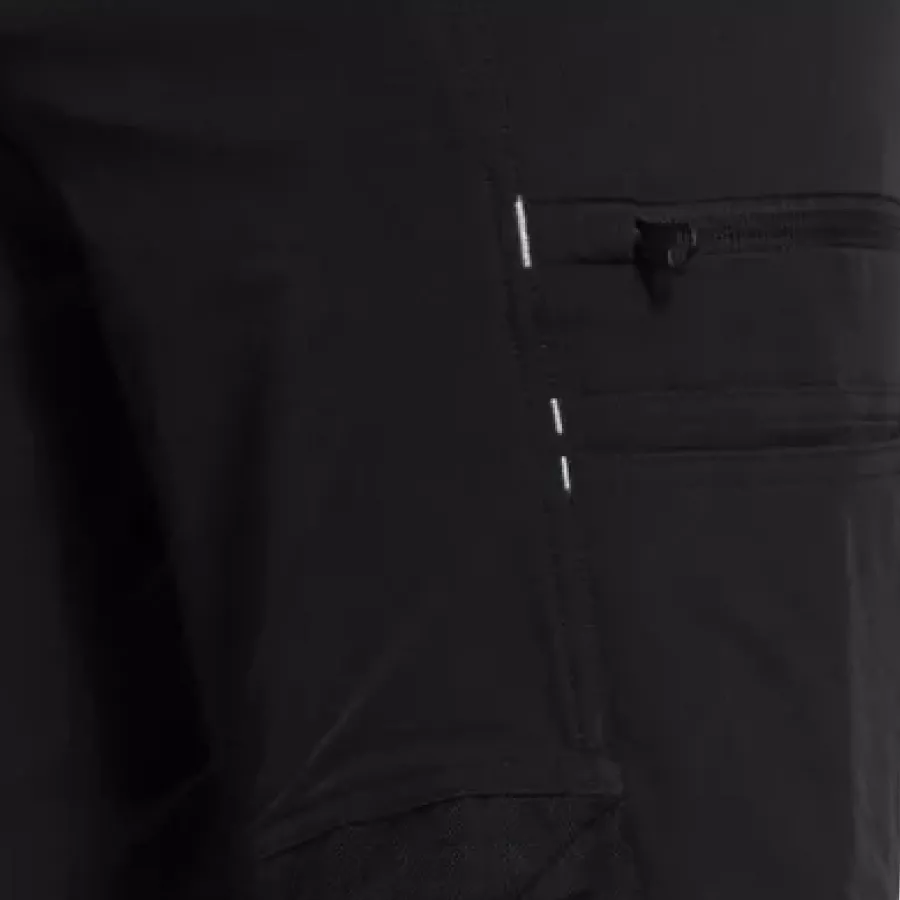 **Verstärkte Nähte** sorgen für Haltbarkeit, um den täglichen Arbeitsanforderungen standzuhalten.