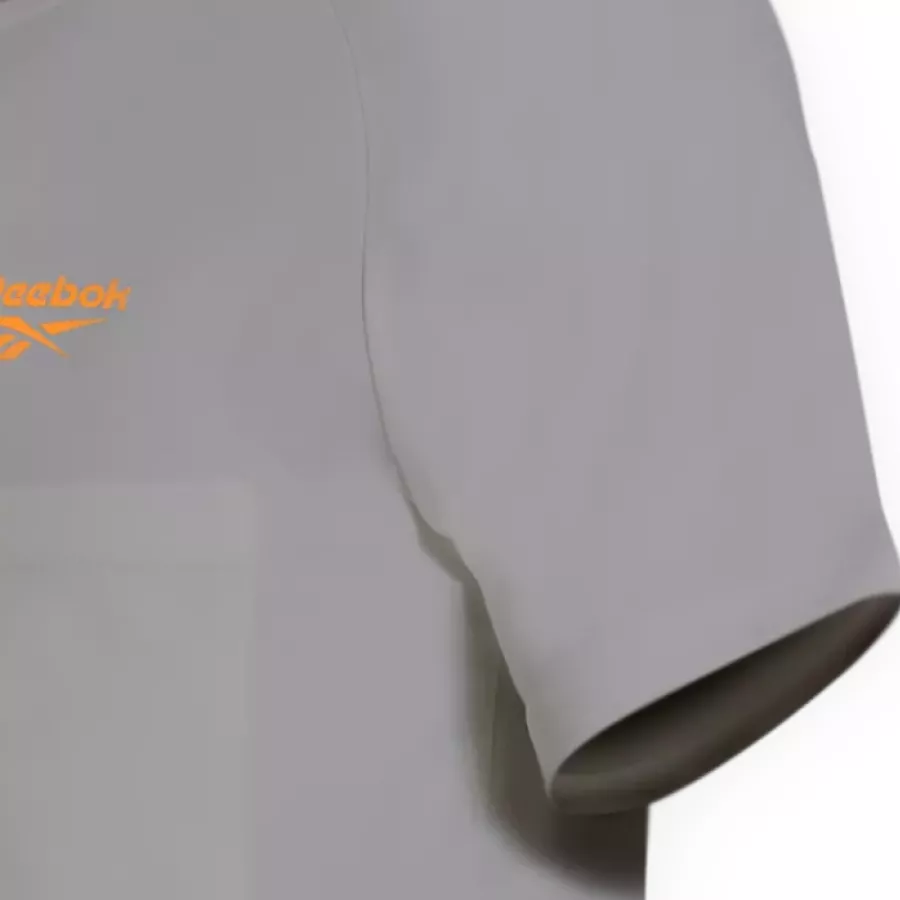 **Kurzärmeliges Design** sorgt für Atmungsaktivität und Bewegungsfreiheit.