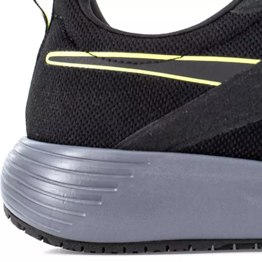 **Durchtrittsichere Einlage** schützt vor scharfen Gegenständen unter dem Fuß, ohne die Flexibilität einzuschränken.