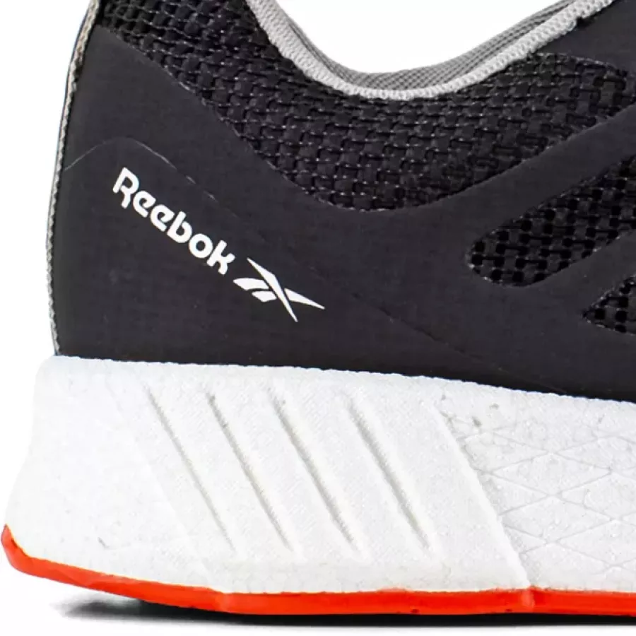 **Durchtritthemmende Einlage** schützt vor spitzen Gegenständen unter dem Fuß, ohne die Flexibilität zu beeinträchtigen.