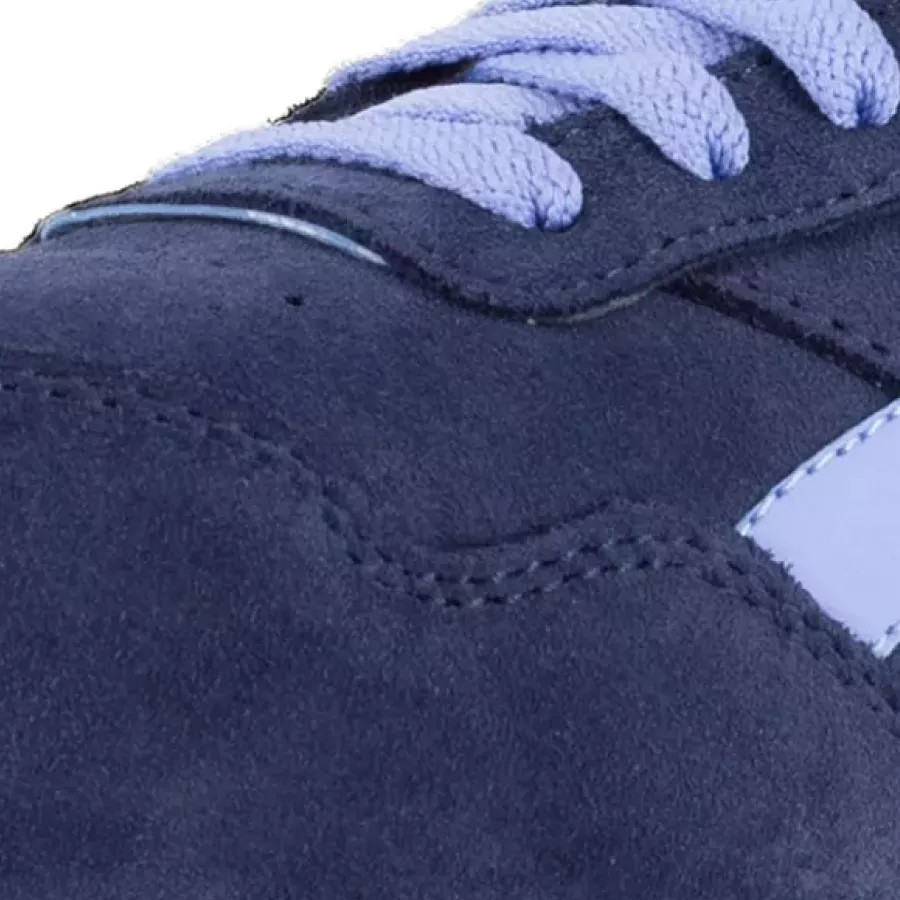 **Obermaterial aus Veloursleder** bietet Haltbarkeit, Komfort und einen klassischen, professionellen Look.