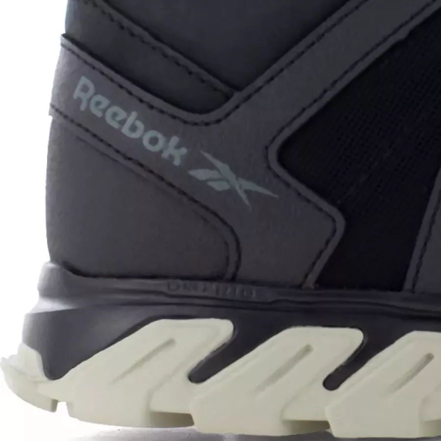 **Atmungsaktives, feuchtigkeitsableitendes Mesh** hält Ihre Füße während langer Schichten kühl und trocken.