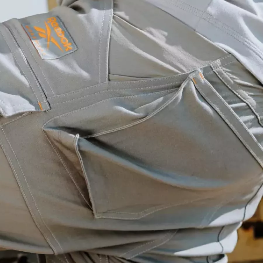 Verstärkte Bereiche sorgen für zusätzliche Robustheit, wo sie am meisten benötigt wird, und verlängern die Lebensdauer der Shorts.