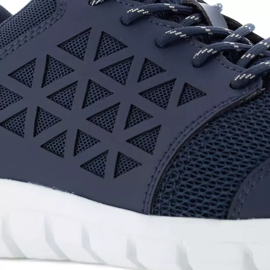 **Atmungsaktives, feuchtigkeitsableitendes Mesh** hält Ihre Füße während langer Schichten kühl und trocken.