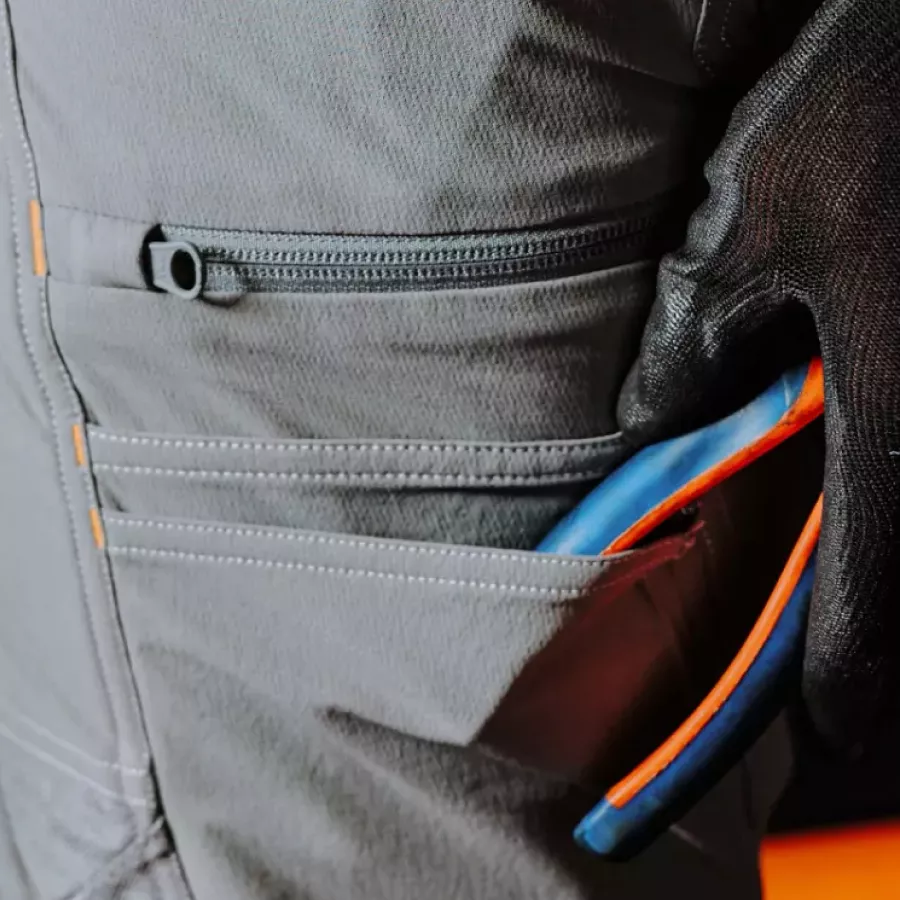 **Mehrere Taschen** halten Ihre Werkzeuge und Utensilien organisiert und griffbereit.