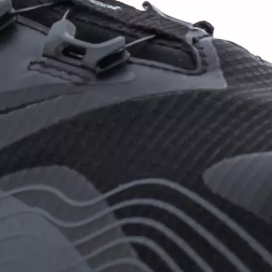 **Atmungsaktives Mesh** sorgt für Luftzirkulation und hält Ihre Füße den ganzen Tag über kühl und komfortabel.