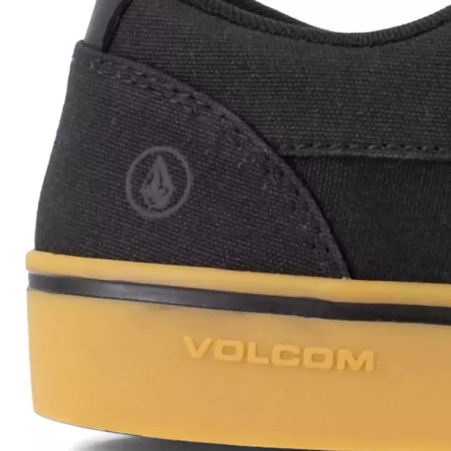 **Durchtrittschutz-Einlage** schützt vor spitzen Gegenständen, ohne die Flexibilität zu beeinträchtigen.