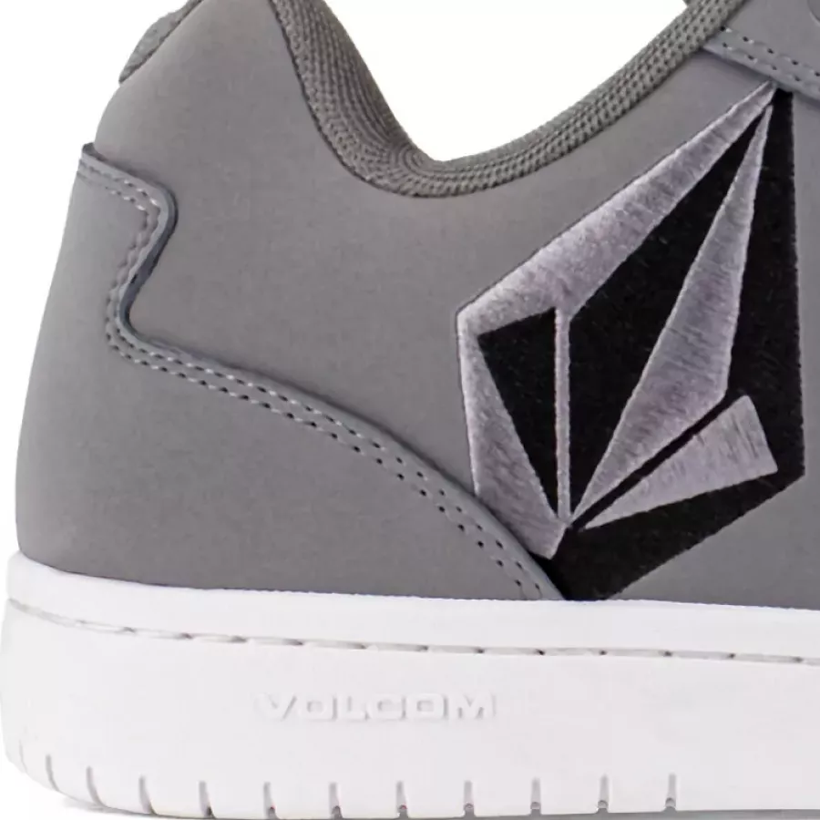 **Durchtrittschutz-Einlage** schützt Ihre Füße vor scharfen Gegenständen, ohne zusätzliches Gewicht hinzuzufügen.