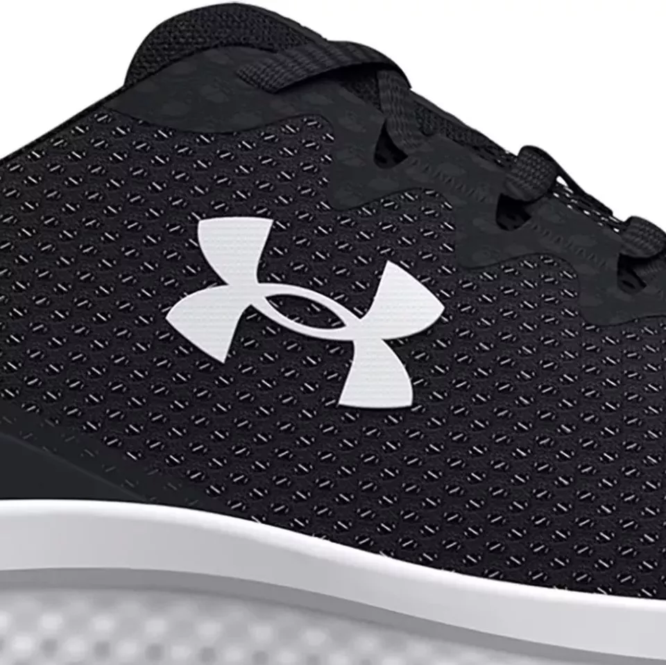 **Leichte Mesh-Konstruktion.** Das luftige Strickgewebe hält den Schuh auch bei langen Stunden auf den Beinen leicht.