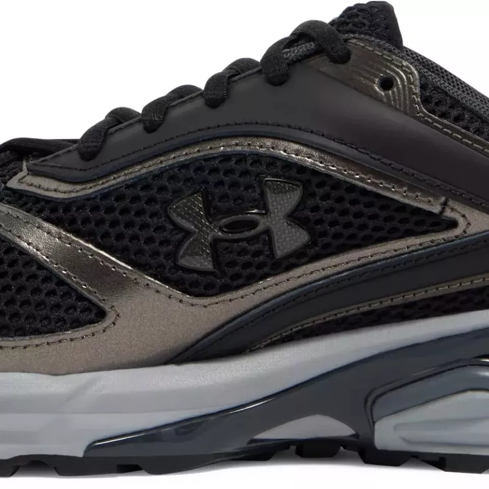 **Secure lace-up closure.** Adjustable lacing locks in a snug, supportive fit for long shifts on your feet.
