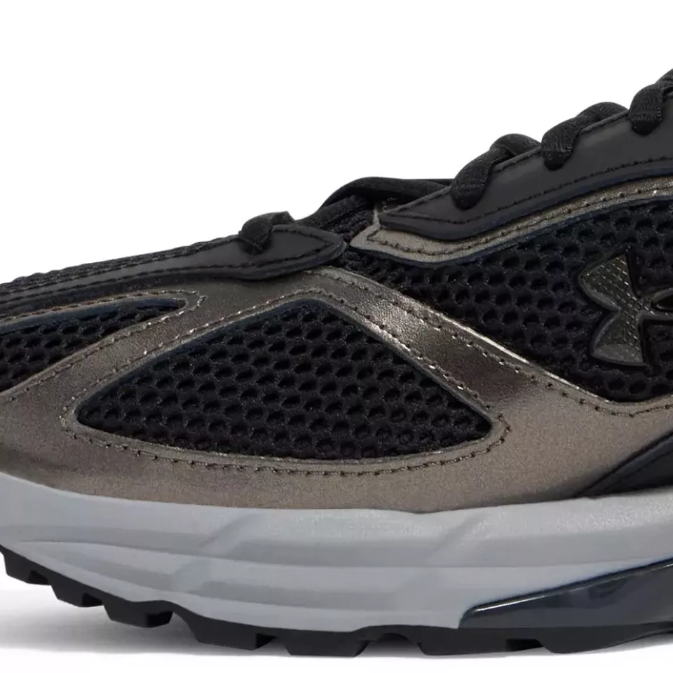 **Structured midsole support.** A rigid heel frame and cushioned foam layer work together to keep you stable and comfortable through a long shift.