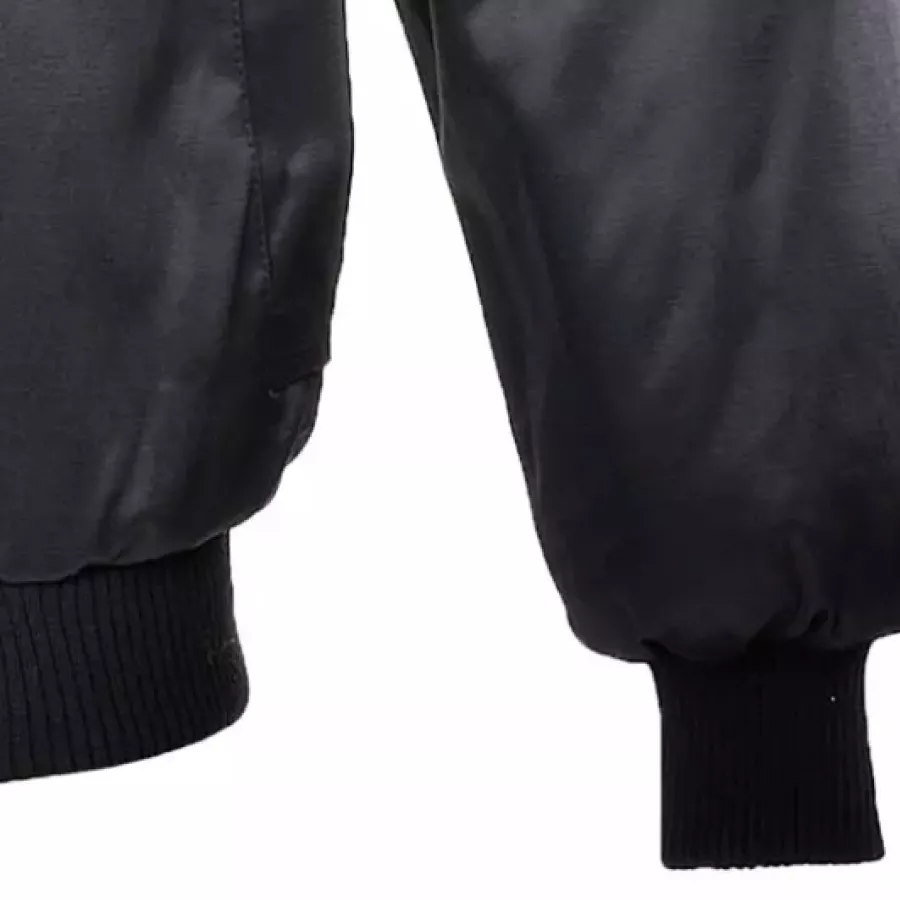 **Strickbündchen an Ärmeln und Saum** schließen die Wärme ein und halten kalte Zugluft ab, damit Sie den ganzen Tag über warm und bequem bleiben.