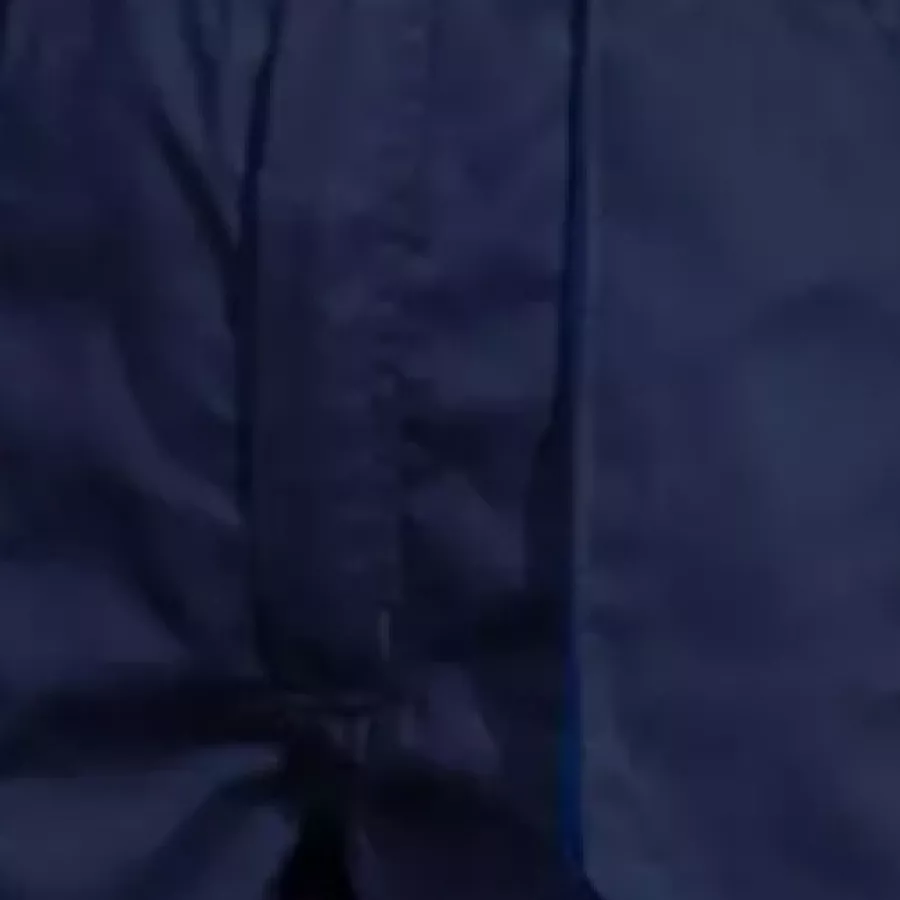 **UV-Schutz** schirmt Ihre Haut vor der Sonne ab und hält Sie im Freien kühl und komfortabel.