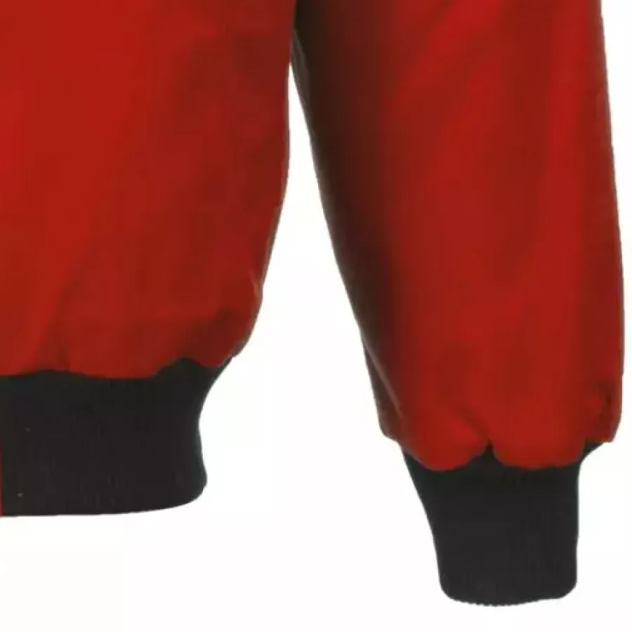 **Strickbündchen an Ärmeln und Saum** schließen die Wärme ein und halten kalte Zugluft ab, damit Sie den ganzen Tag über warm und bequem bleiben.