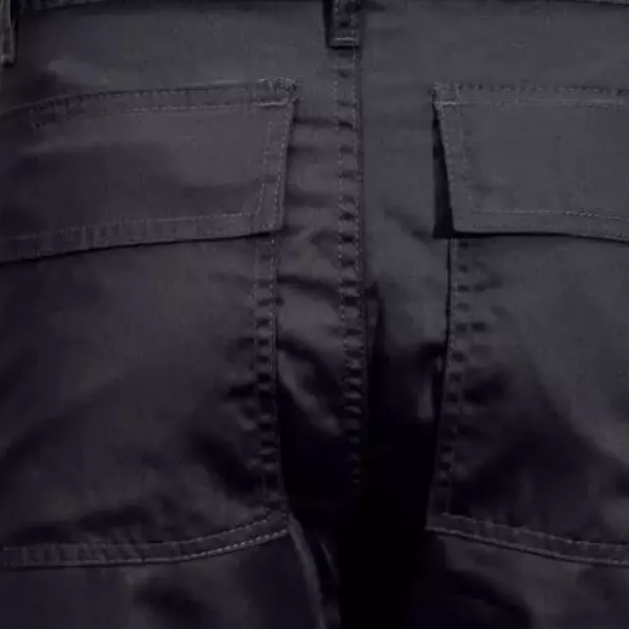 Die langlebige Polycotton-Konstruktion bietet ein ausgewogenes Verhältnis von Robustheit und Komfort für den zuverlässigen täglichen Einsatz.