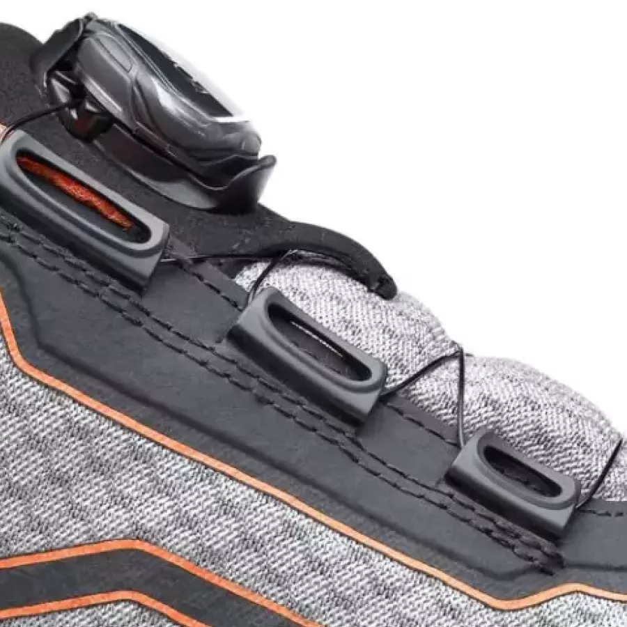 **Spin Lock-Verschluss** sorgt für sofortigen, sicheren Sitz, damit Sie konzentriert bleiben, ohne Schnürsenkel anpassen zu müssen.