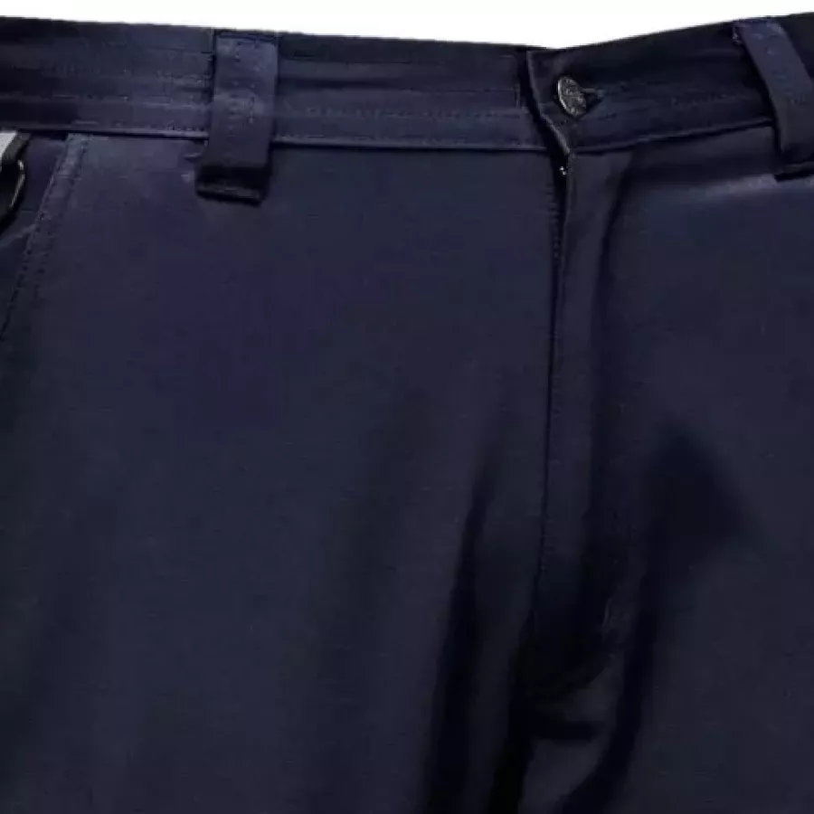 **Strapazierfähiges Gewebe** hält der täglichen Beanspruchung stand und bleibt dabei leicht und komfortabel für lange Schichten mit viel Bewegung.