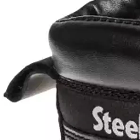 Easily and quickly put on your boots with the convenient **back pull-tab**. This simple yet functional detail allows you to pull the footwear onto your foot with minimal effort, saving you time and frustration at the start and end of your workday.
