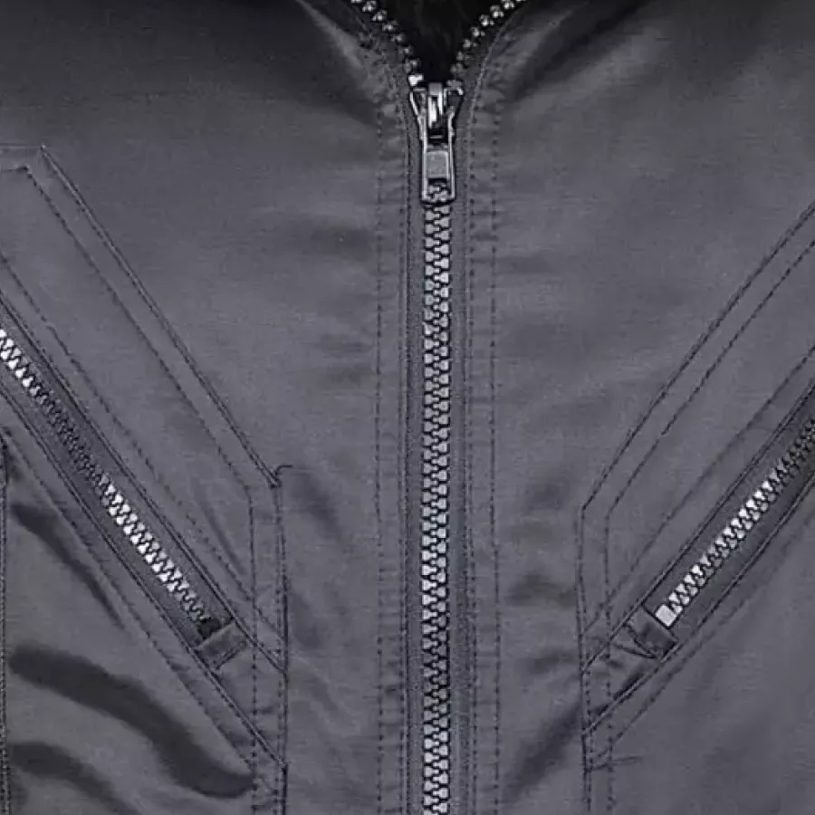 **Reißverschluss** ermöglicht ein schnelles und sicheres Verschließen Ihrer Jacke und hält die Wärme mühelos im Inneren.