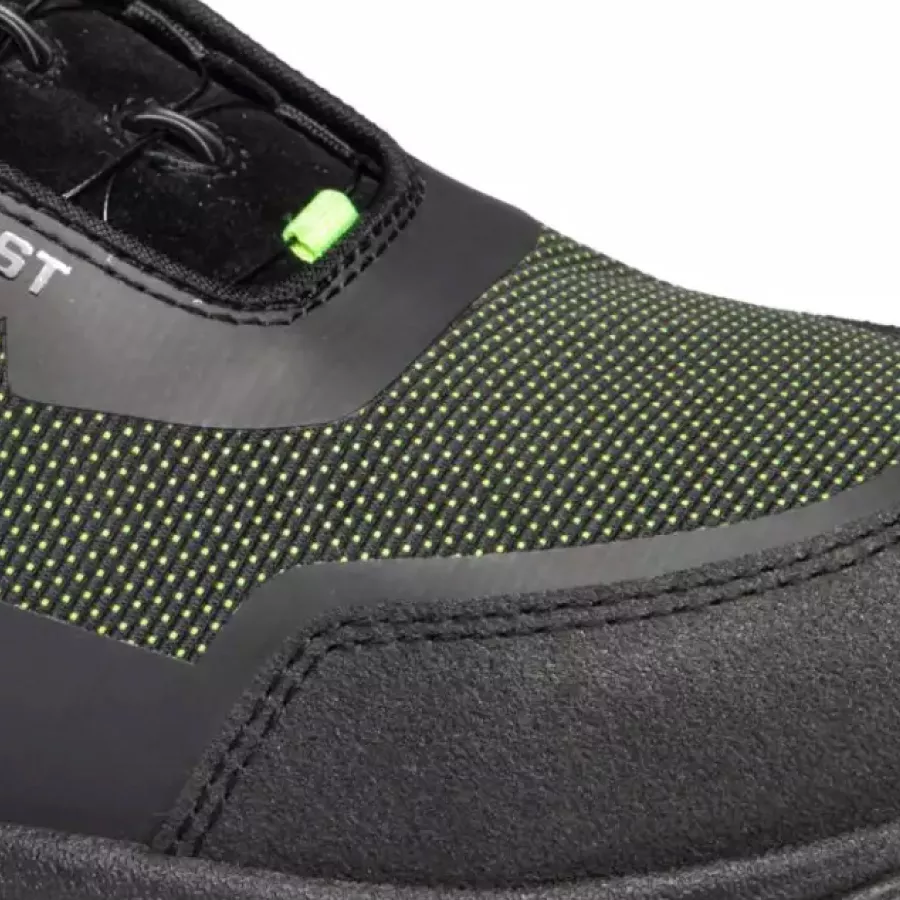 **Wasserabweisendes Obermaterial** hält Ihre Füße bei feuchten Bedingungen trocken und komfortabel.